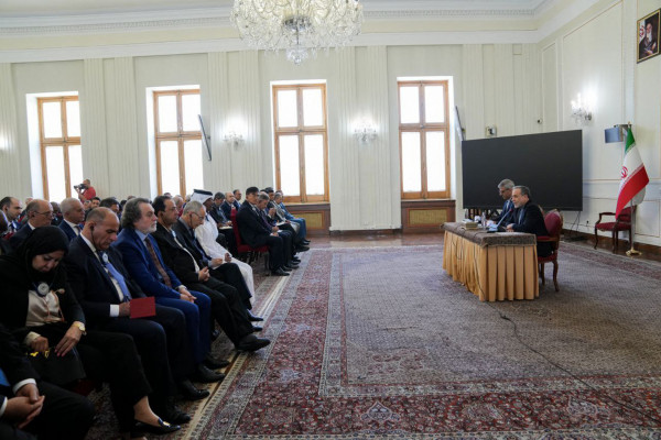 Ministro de Relações Exteriores do Irã, Abbas Araghchi, durante reunião em Teerã