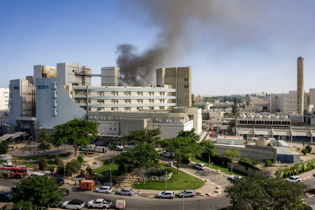Fumaça sai de um prédio do Hospital Soroka, em Bersheba, no sul de Israel, após um ataque com mísseis iranianos, em 19 de junho de 2025. Um hospital no sul de Israel foi atingido por uma barragem de Fumaça sai de um prédio do Hospital Soroka, em Bersheba, no sul de Israel, após um ataque com mísseis iranianos, em 19 de junho de 2025. Um hospital no sul de Israel foi atingido por uma barragem de