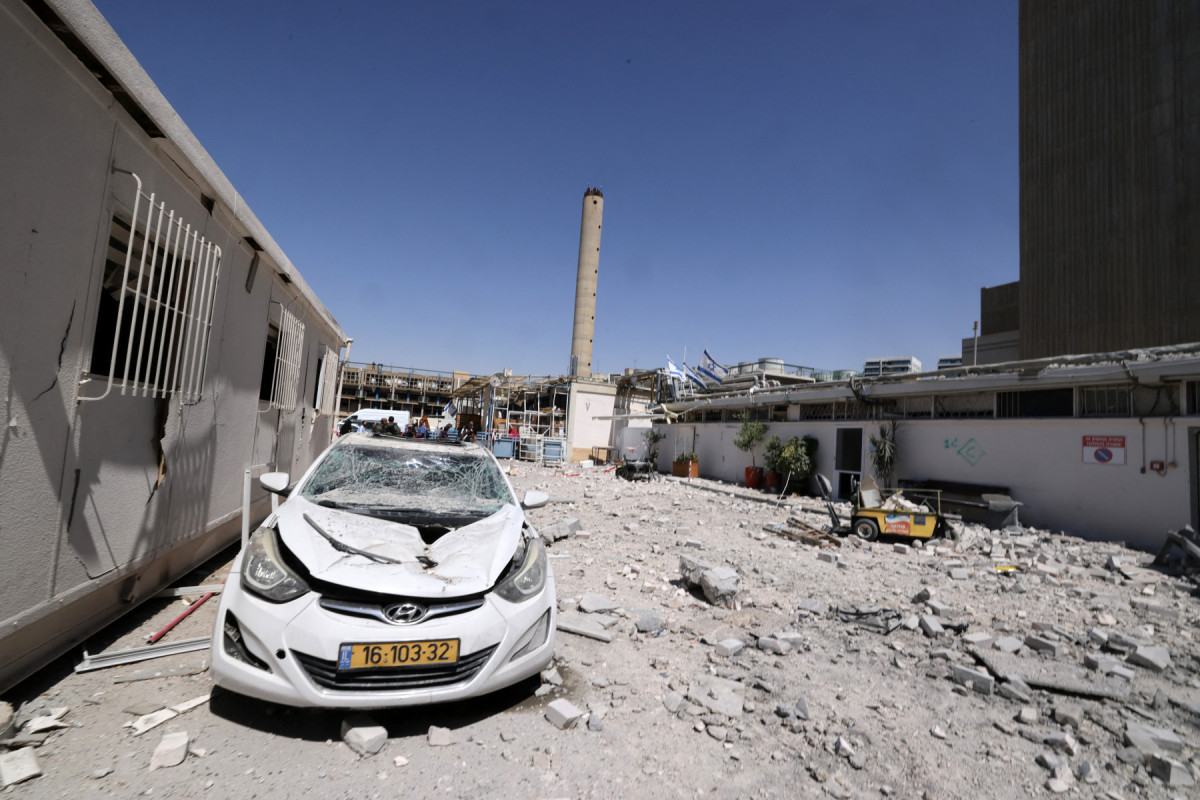 Israel ameaça Khamenei após bombardeio iraniano em hospital deixar 40 feridos