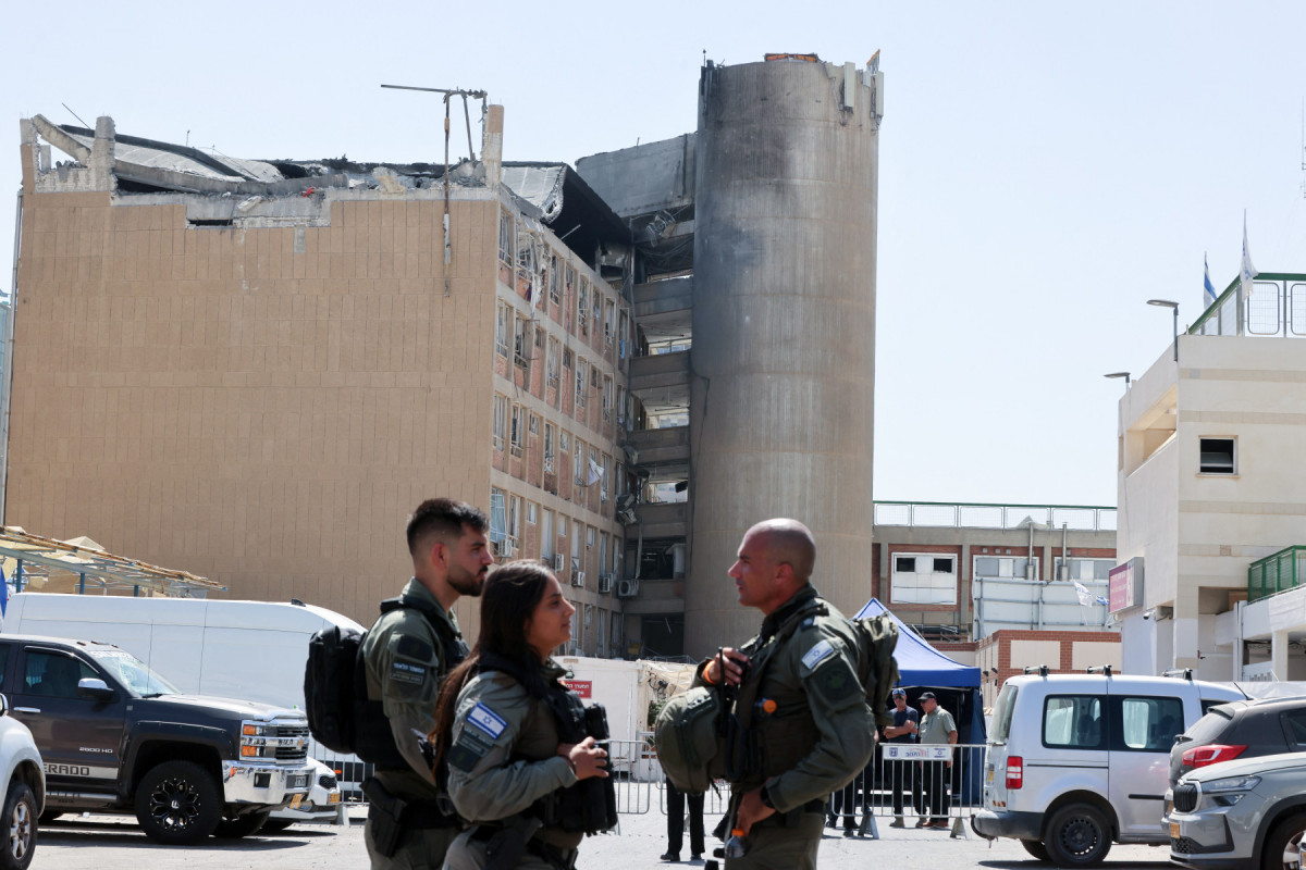 Israel ameaça Khamenei após bombardeio iraniano em hospital deixar 40 feridos