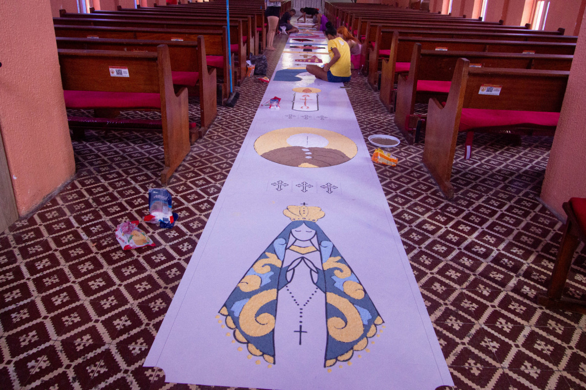Tradição dos tapetes na data de Corpus Christi, na Paróquia De Nossa Senhora do Rosário, Pina, Recife.