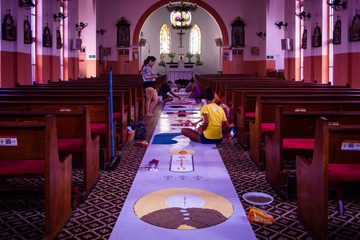 Tradição dos tapetes na data de Corpus Christi, na Paróquia De Nossa Senhora do Rosário, Pina, Recife.