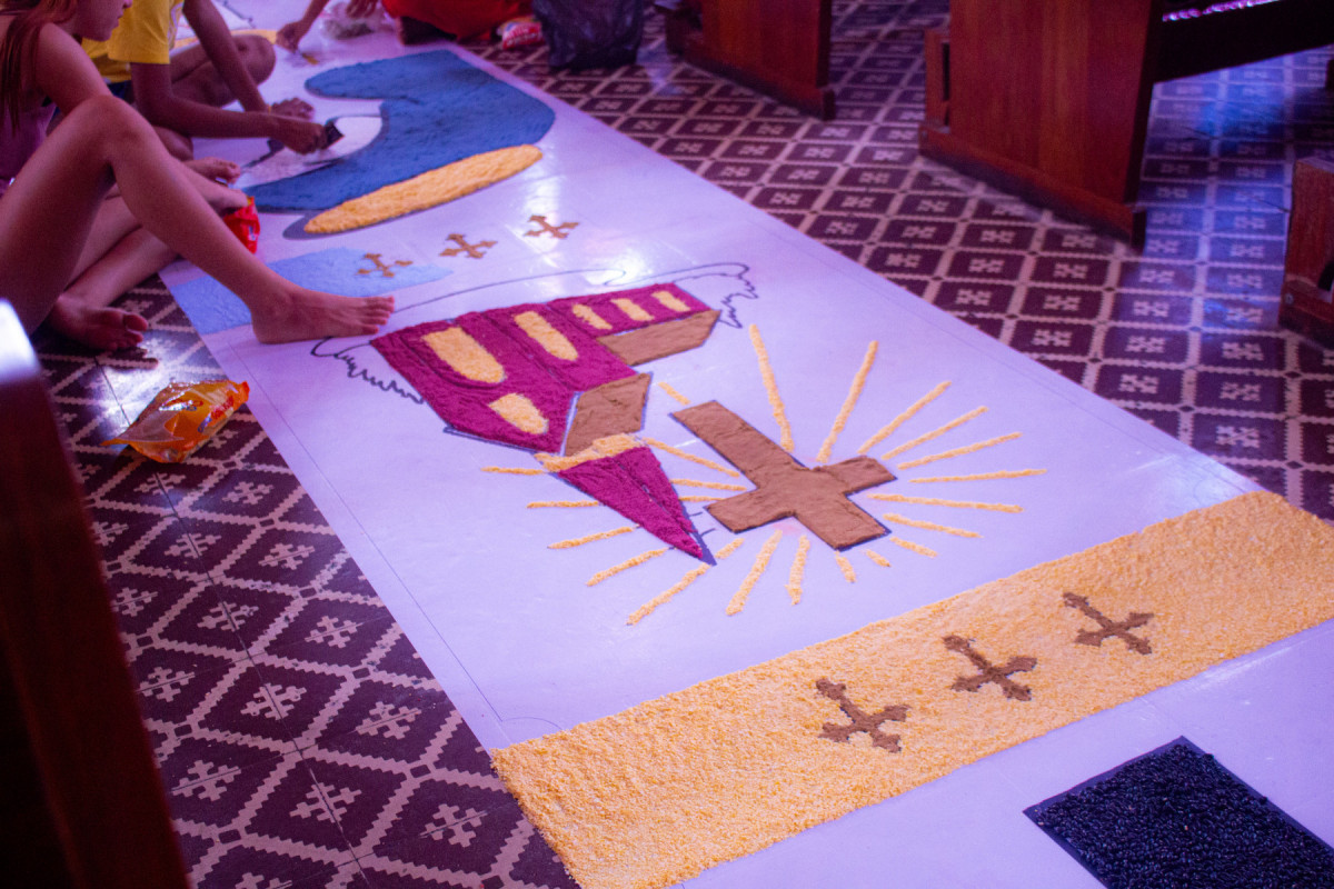 Tradição dos tapetes na data de Corpus Christi, na Paróquia De Nossa Senhora do Rosário, Pina, Recife.