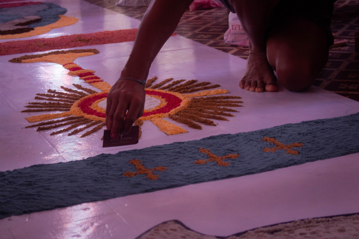 Tradição dos tapetes na data de Corpus Christi, na Paróquia De Nossa Senhora do Rosário, Pina, Recife.