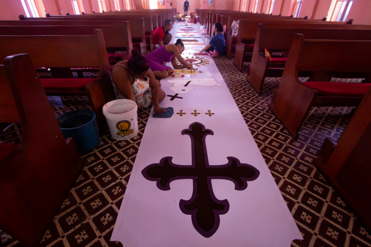 Tradição dos tapetes na data de Corpus Christi, na Paróquia De Nossa Senhora do Rosário, Pina, Recife.