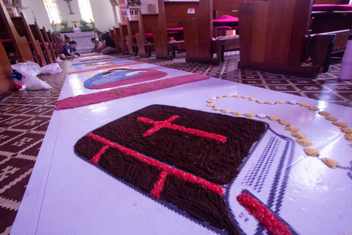 Tradição dos tapetes na data de Corpus Christi, na Paróquia De Nossa Senhora do Rosário, Pina, Recife.