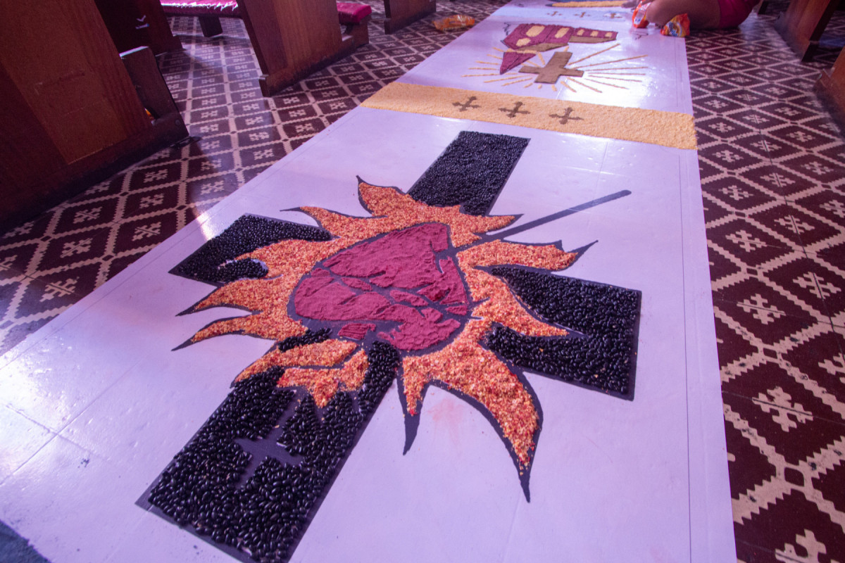 Tradição dos tapetes na data de Corpus Christi, na Paróquia De Nossa Senhora do Rosário, Pina, Recife.