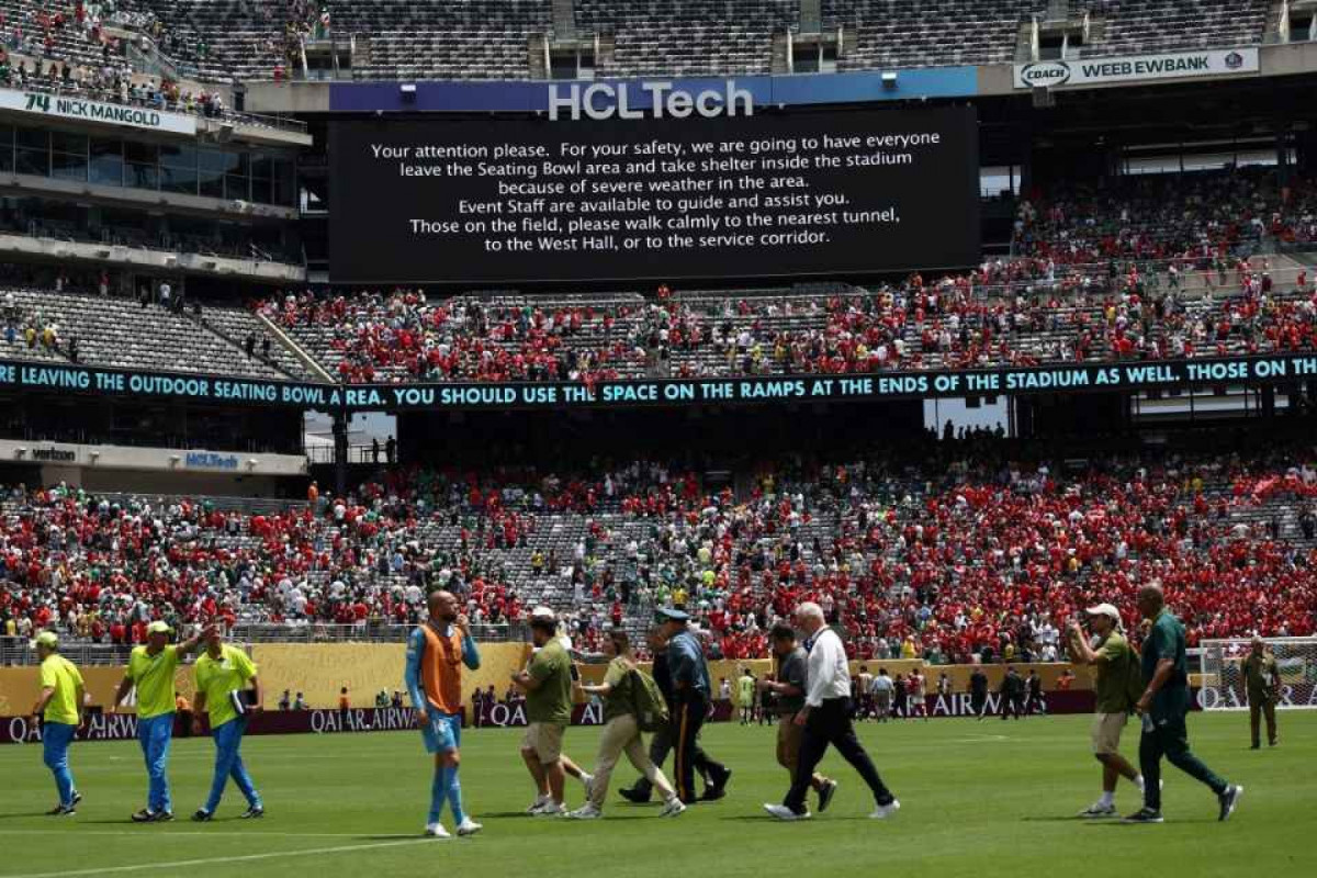 Aviso foi exibido no telão do estádio (FRANCK FIFE / AFP) Aviso foi exibido no telão do estádio /FRANCK FIFE / AFP