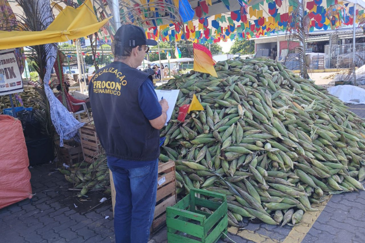 No levantamento, o Procon-PE também encontrou preços entre R$50 e R$60 do milho verde grande, representando uma oscilação de 20% no período analisado (Foto: Divulgação/Procon-PE) No levantamento, o Procon-PE também encontrou preços entre R$50 e R$60 do milho verde grande, representando uma oscilação de 20% no período analisado/Foto: Divulgação/Procon-PE