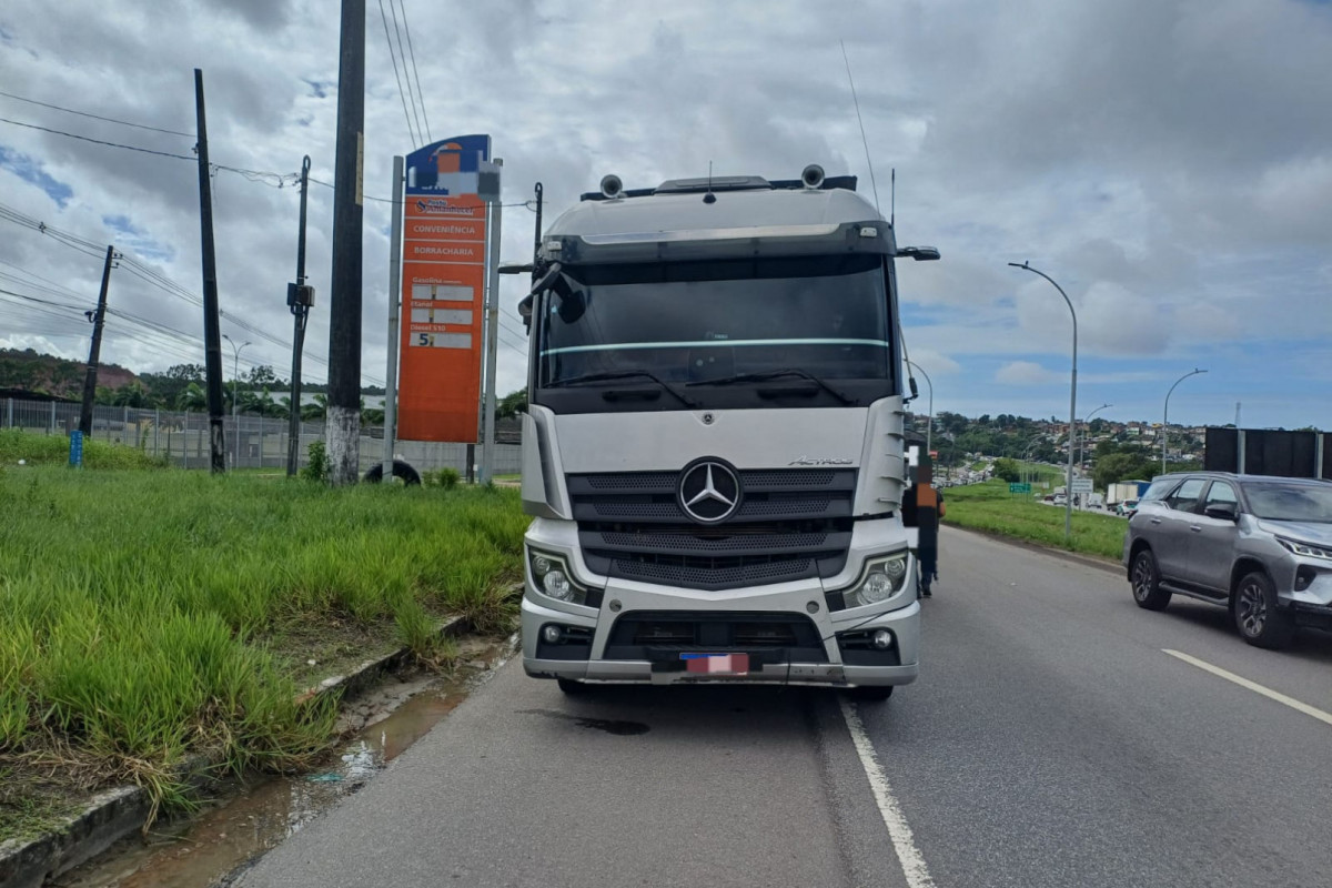 O motorista do caminhão ficou no local até a chegada da PRF (Foto: Divulgação/PRF) O motorista do caminhão ficou no local até a chegada da PRF/Foto: Divulgação/PRF