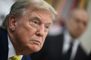 O presidente dos EUA, Donald Trump, fala à imprensa no Salão Oval da Casa Branca, durante visita de membros do clube de futebol italiano Juventus a Washington, D.C., em 18 de junho de 2025. A Juventus enfrentará o Al-Ain, dos Emirados, pela Copa do Mundo de Clubes da FIFA de 2025, no Audi Field, em Washington, mais tarde. (Foto de Brendan SMIALOWSKI / AFP)