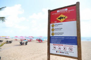 Placa alerta para risco de ataque de tubar&atilde;o 