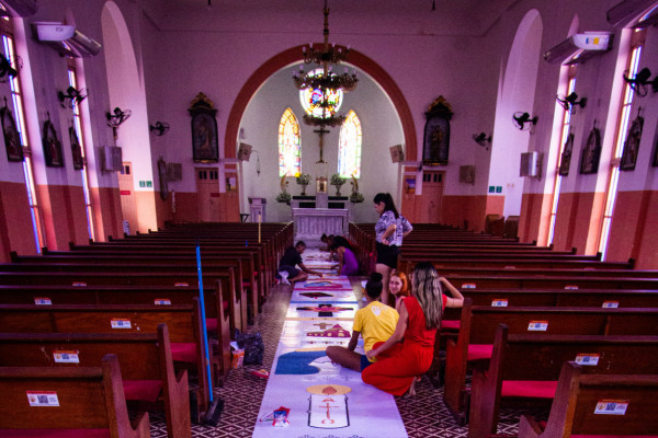 Tradição dos tapetes na data de Corpus Christi, na Paróquia De Nossa Senhora do Rosário, Pina, Recife.