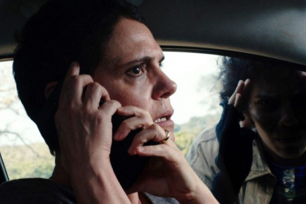 Malu Galli fica presa em carro blindado no filme rodado em Pernambuco
