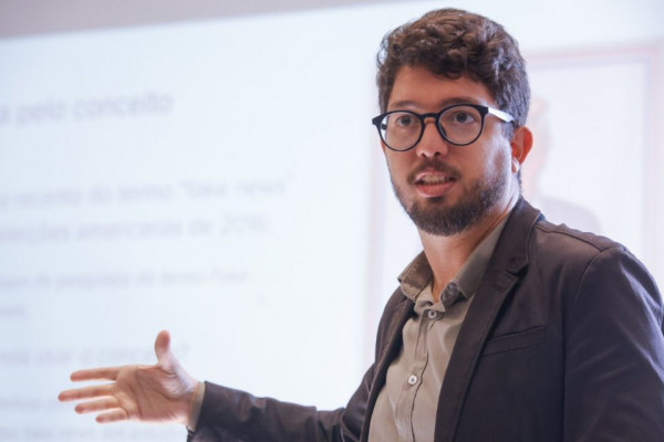 Ulisses Matheus, mestre e doutorando em Ciência Política (UFPE) e advogado (UFPE). Participa do Centro de Pesquisas sobre Comportamento Político e Opinião Pública vinculado ao departamento de Ciência Política da UFPE. Integra o Grupo de Pesquisa em Comunicação, Política e Redes Midiáticas (CP-Redes).