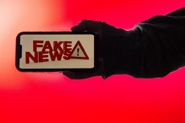 Apesar da proibição legal, a fiscalização ainda é refratária à sofisticação das deepfakes — o que representa um risco real para a integridade eleitoral.