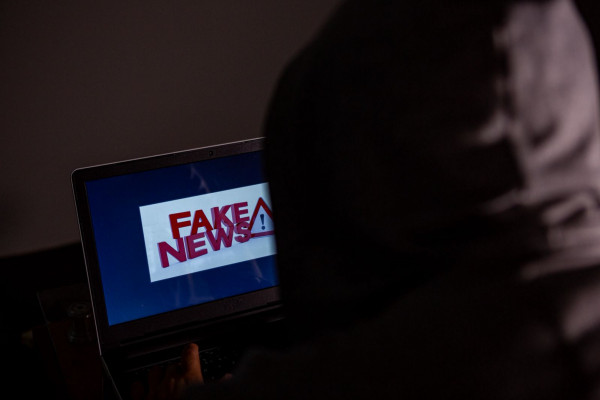 Um estudo do Brennan Center (EUA, 2025) alerta que, mesmo sem impacto eleitoral direto, as deepfakes erosionam a confiança pública, reforçam divisões políticas e dificultam o discernimento da verdade nas eleições.