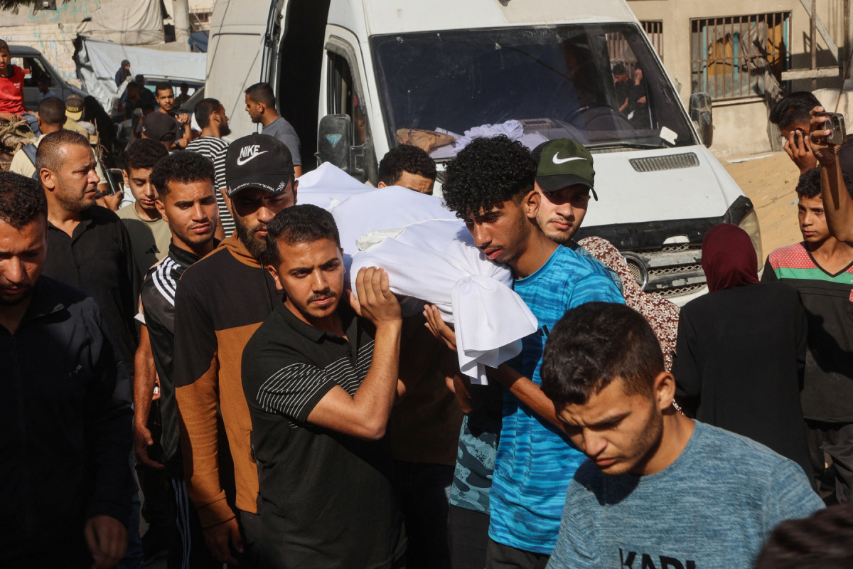 Corpo de criança sendo carregado na Faixa de Gaza (EYAD BABA / AFP) Corpo de criança sendo carregado na Faixa de Gaza /EYAD BABA / AFP