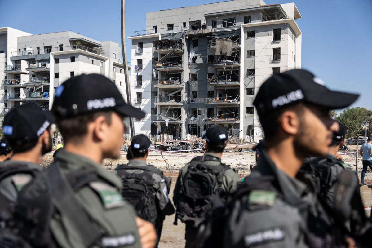 Membros das forças de segurança israelenses verificam a destruição em frente a um prédio residencial atingido por um ataque de mísseis iranianos em Bersheba, no sul de Israel, em 20 de junho de 2025. Israel e Irã trocaram tiros novamente em 20 de junho, uma semana após o início da guerra entre os inimigos de longa data. (Foto de MAYA LEVIN / AFP) ( AFP) Membros das forças de segurança israelenses verificam a destruição em frente a um prédio residencial atingido por um ataque de mísseis iranianos em Bersheba, no sul de Israel, em 20 de junho de 2025. Israel e Irã trocaram tiros novamente em 20 de junho, uma semana após o início da guerra entre os inimigos de longa data. (Foto de MAYA LEVIN / AFP)/ AFP