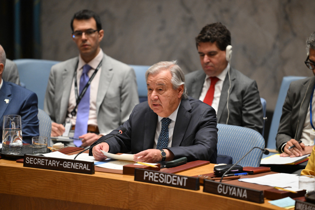 O Secretário-Geral da ONU, António Guterres (C), discursa durante uma reunião do Conselho de Segurança das Nações Unidas sobre o conflito Israel-Irã, na sede da ONU em Nova York, em 20 de junho de 2025. O chefe do órgão de vigilância nuclear da ONU defendeu na sexta-feira uma solução diplomática para pôr fim aos ataques de Israel ao Irã, afirmando que sua agência poderia garantir um monitoramento rigoroso em qualquer acordo que coloque a tecnologia nuclear iraniana sob controle internacional. (Foto de ANGELA WEISS / AFP)

