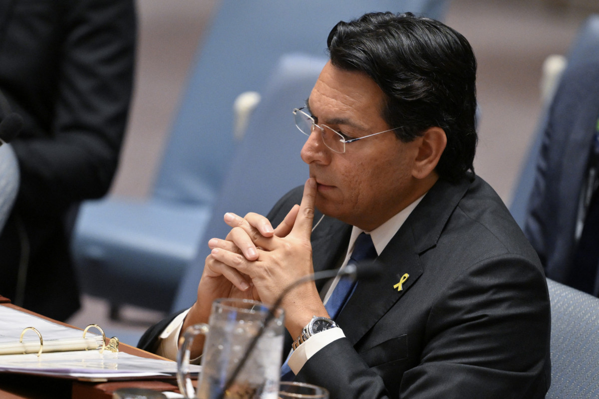 O embaixador israelense nas Nações Unidas, Danny Danon, ouve durante uma reunião do Conselho de Segurança das Nações Unidas sobre o conflito entre Israel e Irã, na sede da ONU em Nova York, em 20 de junho de 2025. O chefe do órgão de vigilância nuclear da ONU defendeu na sexta-feira uma solução diplomática para pôr fim aos ataques de Israel ao Irã, afirmando que sua agência poderia garantir um monitoramento rigoroso em qualquer acordo que coloque a tecnologia nuclear iraniana sob controle internacional. (Foto de ANGELA WEISS / AFP)