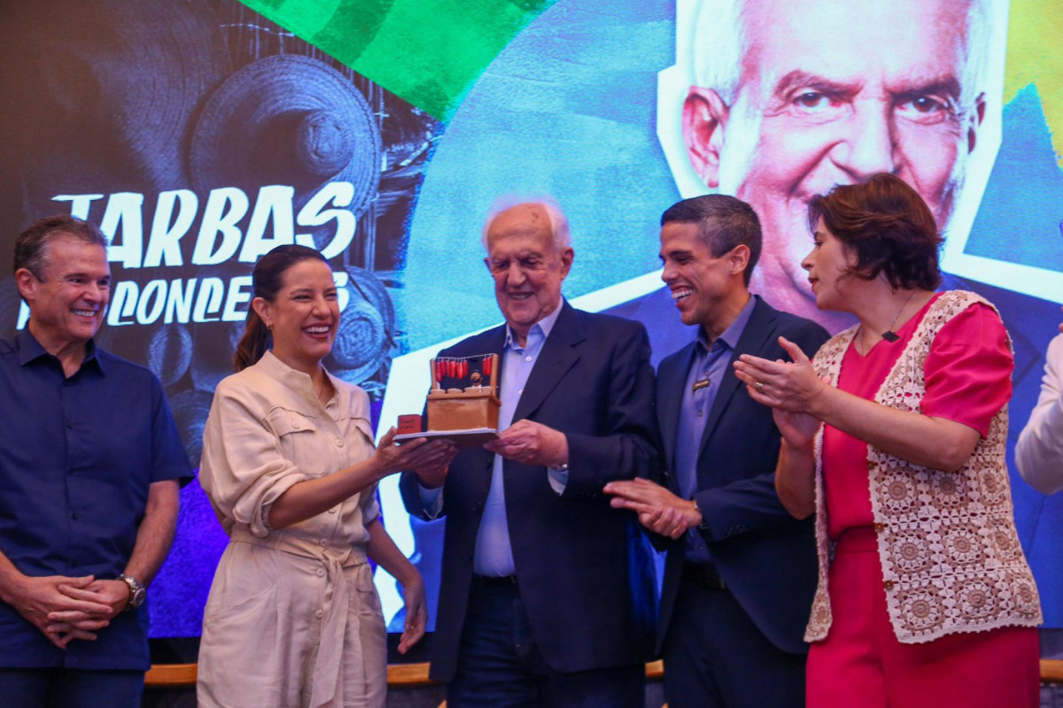 A cerimônia de abertura homenageou artesãos e nomes que foram importantes na fundação da Fenearte, como a empresária Geralda Alves, Célia Novaes e o ex-governador Jarbas Vasconcelos (Foto: Willams Aguiar) A cerimônia de abertura homenageou artesãos e nomes que foram importantes na fundação da Fenearte, como a empresária Geralda Alves, Célia Novaes e o ex-governador Jarbas Vasconcelos/Foto: Willams Aguiar