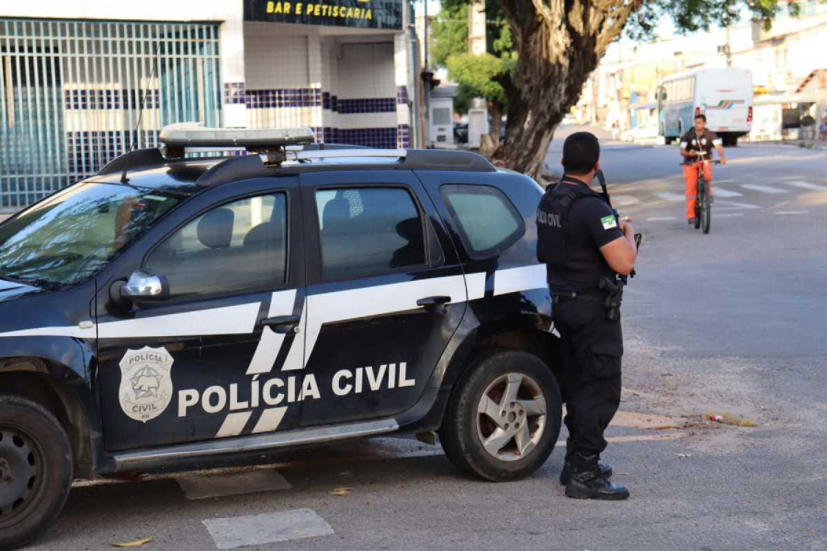 Policiais viram o corpo da vítima no chão e parcialmente carbonizado ao chegarem no local do crime