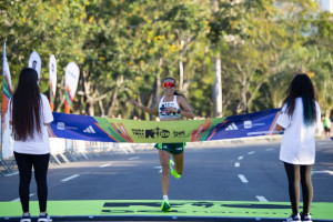 Com recorde e domínio, Laura Espinosa brilha nos 10K da Maratona do Rio