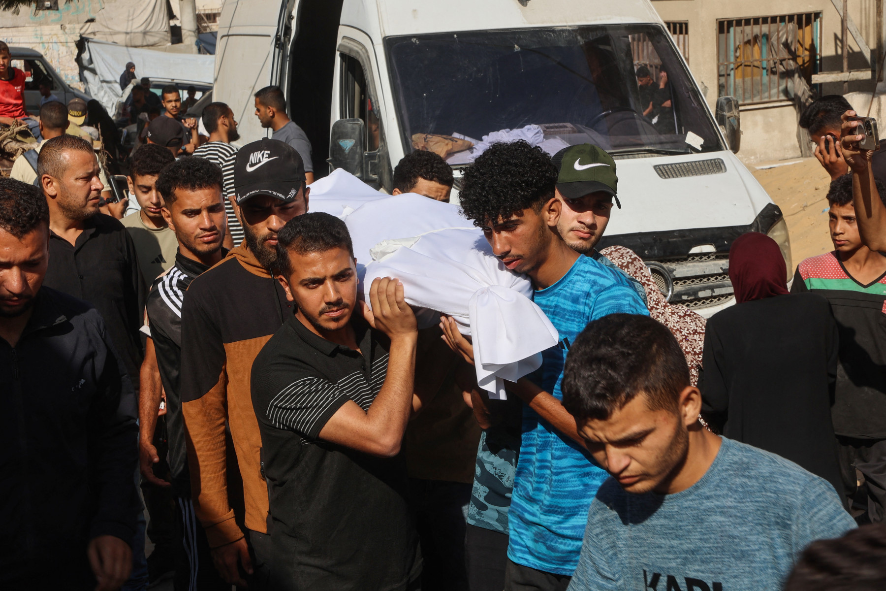 Corpo de criança sendo carregado na Faixa de Gaza 