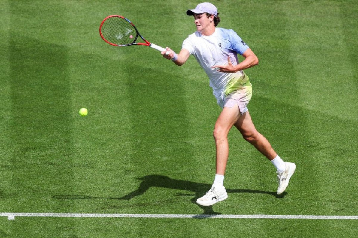 João Fonseca durante o ATP 250 de Eastbourne, na Inglaterra (ADRIAN DENNIS / AFP) João Fonseca durante o ATP 250 de Eastbourne, na Inglaterra/ADRIAN DENNIS / AFP