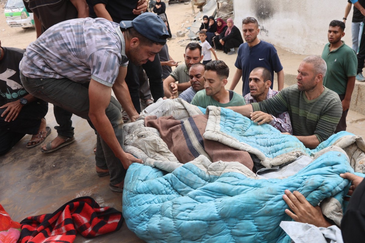 Palestinos transportam corpos de pessoas mortas em ataques israelenses em Jabalia no dia anterior, no hospital Al-Shifa na Cidade de Gaza (Omar AL-QATTAA/AFP) Palestinos transportam corpos de pessoas mortas em ataques israelenses em Jabalia no dia anterior, no hospital Al-Shifa na Cidade de Gaza/Omar AL-QATTAA/AFP