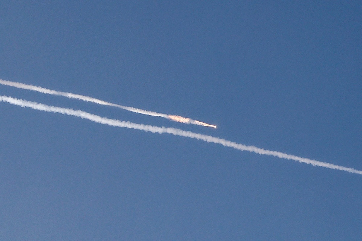 Rastros de foguetes são vistos no céu sobre a cidade costeira israelense de Netanya (JACK GUEZ / AFP) Rastros de foguetes são vistos no céu sobre a cidade costeira israelense de Netanya/JACK GUEZ / AFP