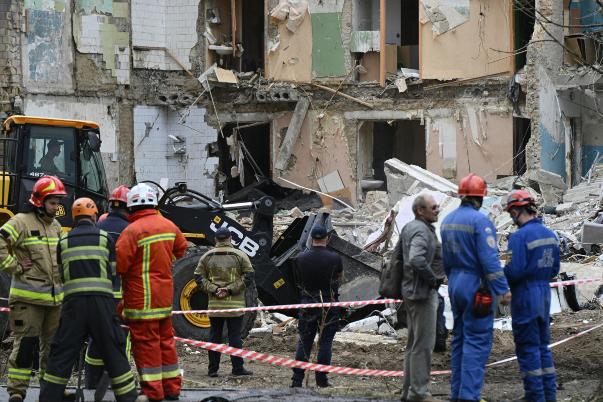 Equipes de resgate limpam os escombros um dia após um ataque com míssil russo deixar dez mortos e destruir um prédio residencial em Kiev (Genya SAVILOV/AFP) Equipes de resgate limpam os escombros um dia após um ataque com míssil russo deixar dez mortos e destruir um prédio residencial em Kiev/Genya SAVILOV/AFP