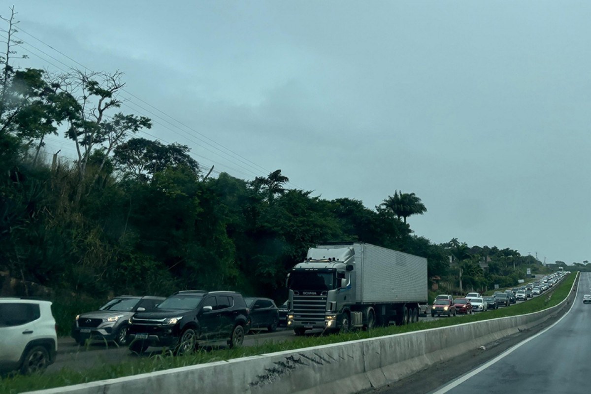 Situação da BR-232 no começo da tarde desta terça (24) (DIVULGAÇÃO/PRF) Situação da BR-232 no começo da tarde desta terça (24)/DIVULGAÇÃO/PRF