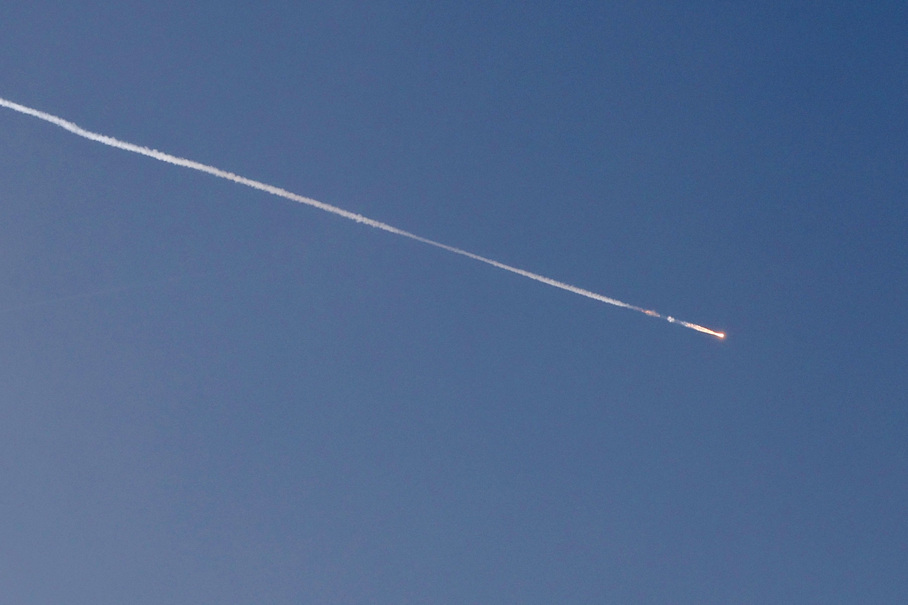 Rastros de foguetes são vistos no céu sobre a cidade costeira israelense de Netanya
