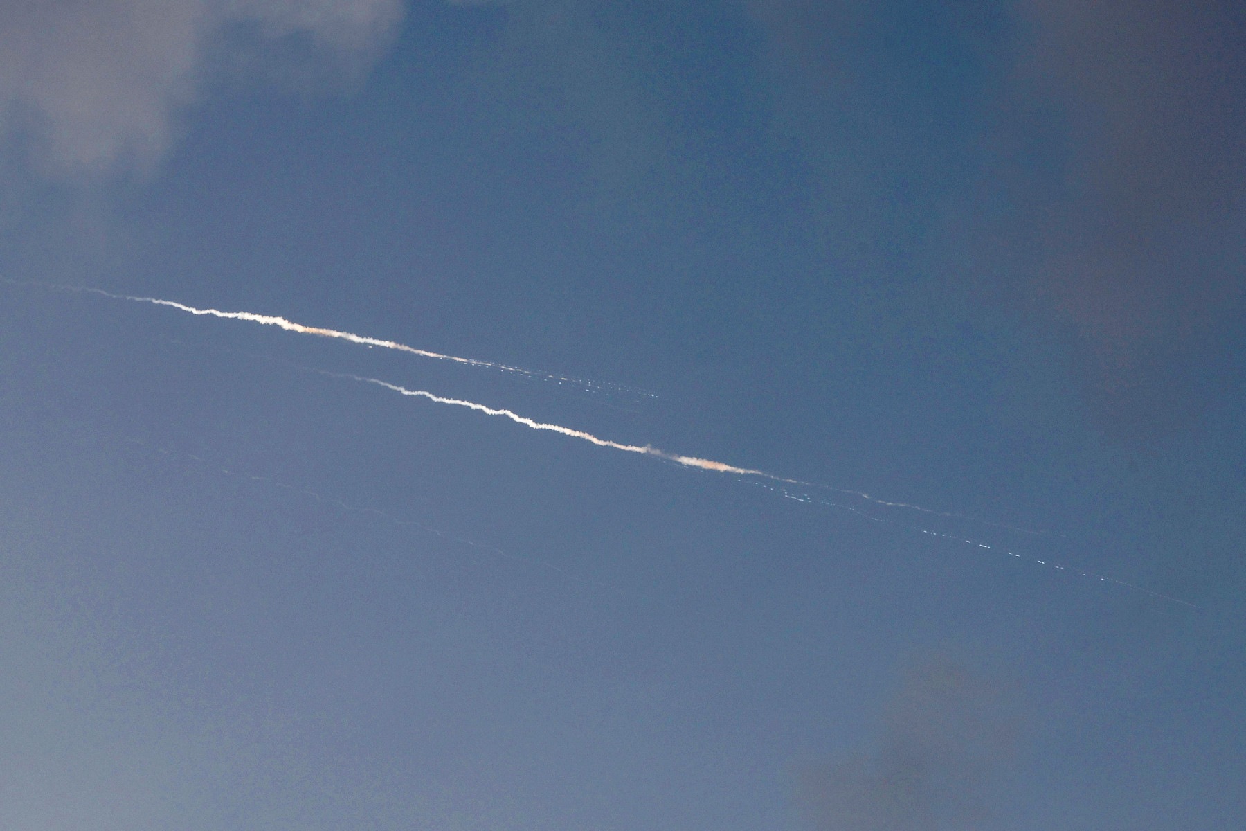 Rastros de foguetes são vistos no céu sobre a cidade costeira israelense de Netanya