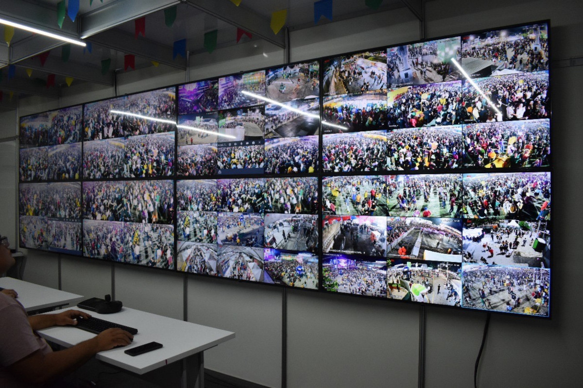 O monitoramento em tempo real utiliza o sistema de câmeras dos municípios pernambucanos e a base de dados da SDS com as biometrias dos suspeitos com mandados de prisão em aberto (Foto: Divulgação / SDS) O monitoramento em tempo real utiliza o sistema de câmeras dos municípios pernambucanos e a base de dados da SDS com as biometrias dos suspeitos com mandados de prisão em aberto/Foto: Divulgação / SDS