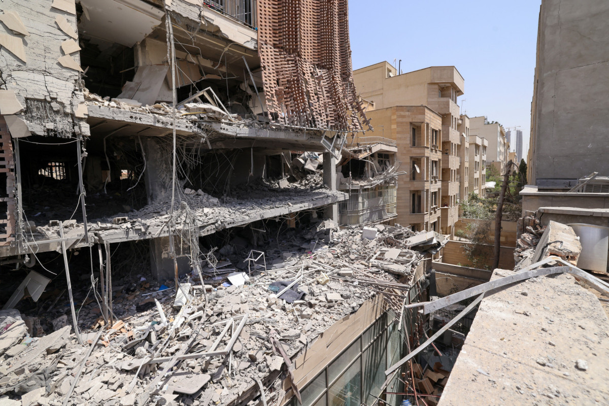 Esta imagem mostra um prédio residencial destruído, atingido por um ataque israelense, em Teerã, em 25 de junho de 2025. Um frágil cessar-fogo na guerra Irã-Israel parecia se manter em 25 de junho, após 12 dias de ataques que levaram Israel e os Estados Unidos a bombardear as instalações nucleares da República Islâmica. (Foto de ATTA KENARE / AFP)