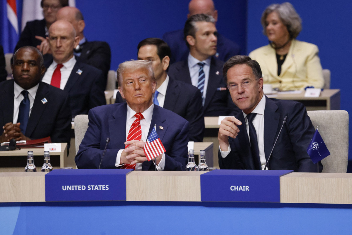 (Da esquerda para a direita) O secretário de Relações Exteriores britânico, David Lammy, o presidente dos EUA, Donald Trump, e o secretário-geral da OTAN, Mark Rutte, participam do início de uma cúpula de líderes da OTAN em Haia, Holanda, em 25 de junho de 2025. (Foto de Ludovic MARIN / AFP)