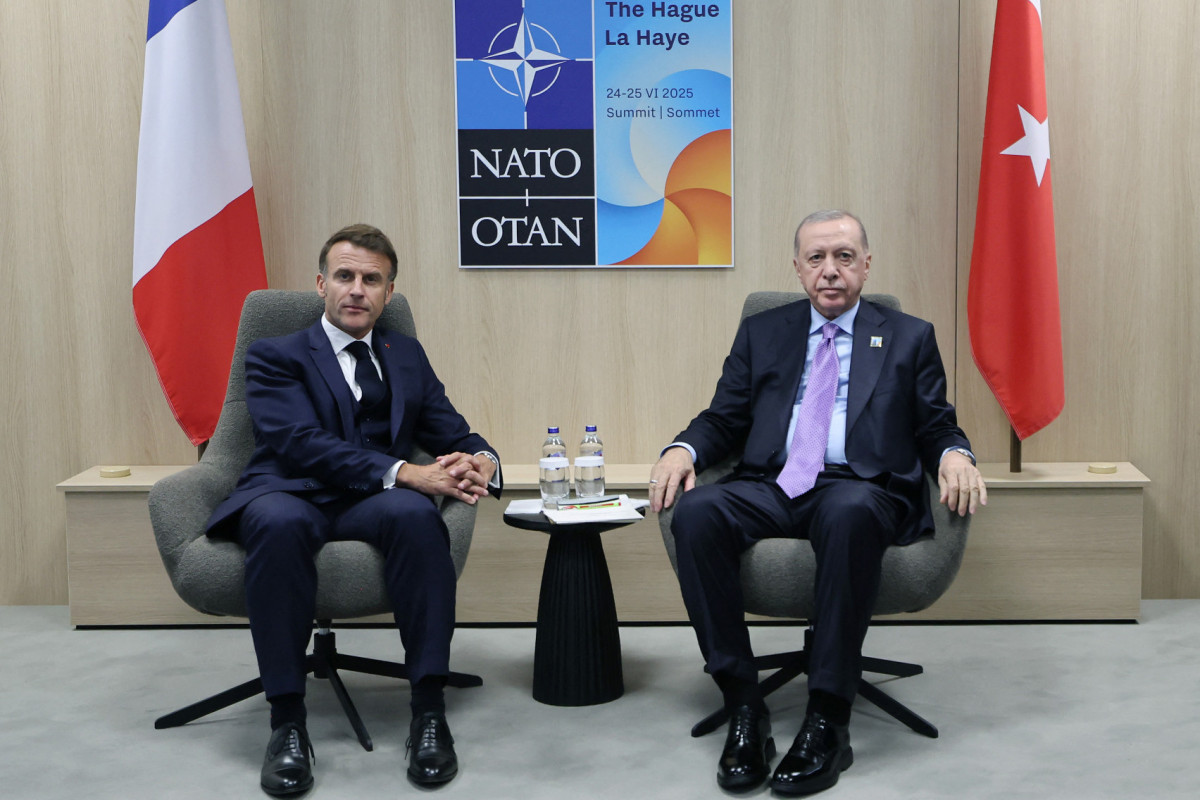  This handout photograph taken and released by Turkish Presidency Press Office on June 25, 2025, shows France's President Emmanuel Macron (L) meeting with Turkey's President Recep Tayyip Erdogan on the sideline of the North Atlantic Treaty Organization (NATO) summit in The Hague. 
