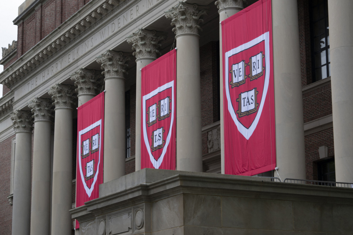 Faixas de Harvard penduradas em frente à Biblioteca Widener durante a 374ª cerimônia de formatura de Harvard no Harvard Yard ( Rick Friedman/AFP) Faixas de Harvard penduradas em frente à Biblioteca Widener durante a 374ª cerimônia de formatura de Harvard no Harvard Yard/ Rick Friedman/AFP