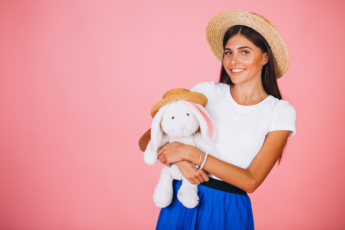 Mulher com coelho de pelúcia (Freepik) Mulher com coelho de pelúcia/Freepik