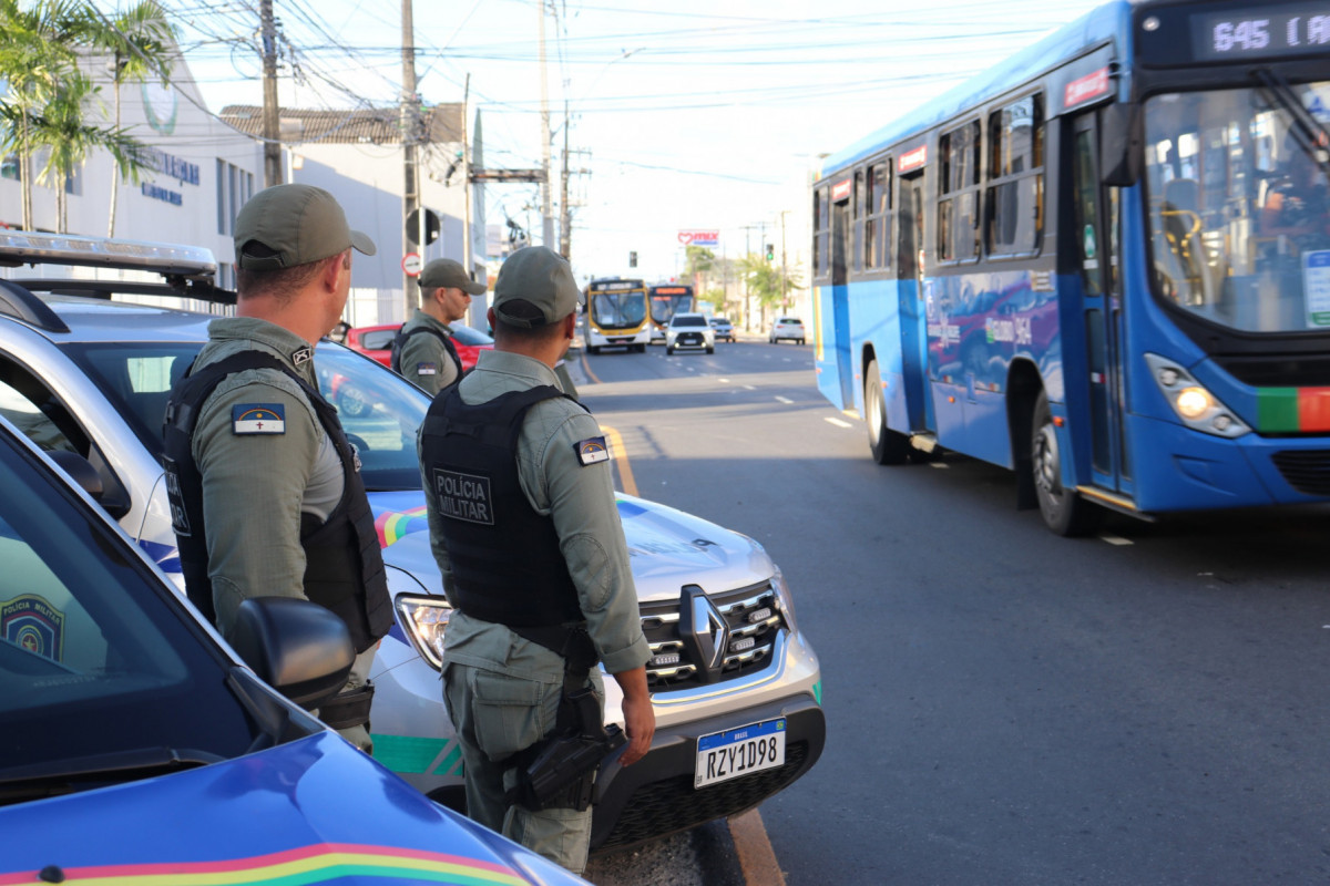 Policiais realizam operação em ônibus do Grande Recife