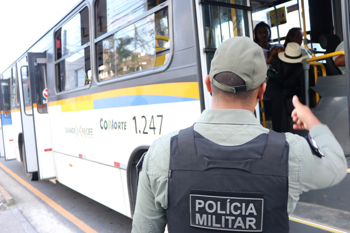 Policiais realizam operação em ônibus do Grande Recife