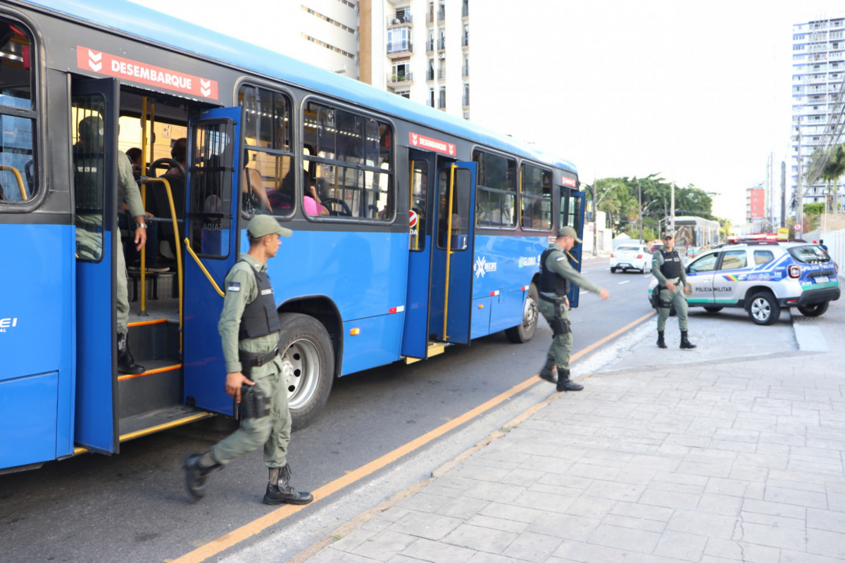 Policiais realizam operação em ônibus do Grande Recife (Foto: Divulgação/SDS) Policiais realizam operação em ônibus do Grande Recife/Foto: Divulgação/SDS