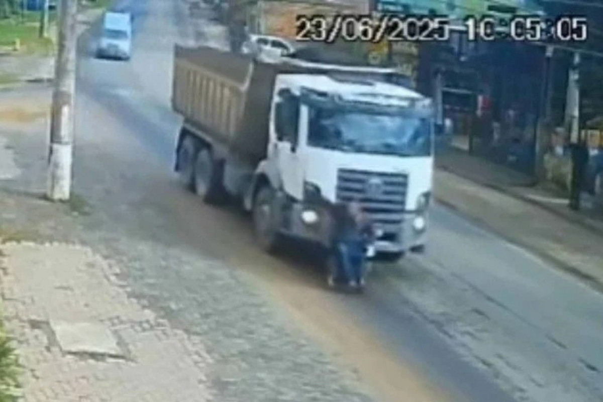 Cadeira de rodas ficou presa a para-choque de caminhão em bairro de Porto Alegre, no Rio Grande do Sul (Reprodução/R7) Cadeira de rodas ficou presa a para-choque de caminhão em bairro de Porto Alegre, no Rio Grande do Sul /Reprodução/R7