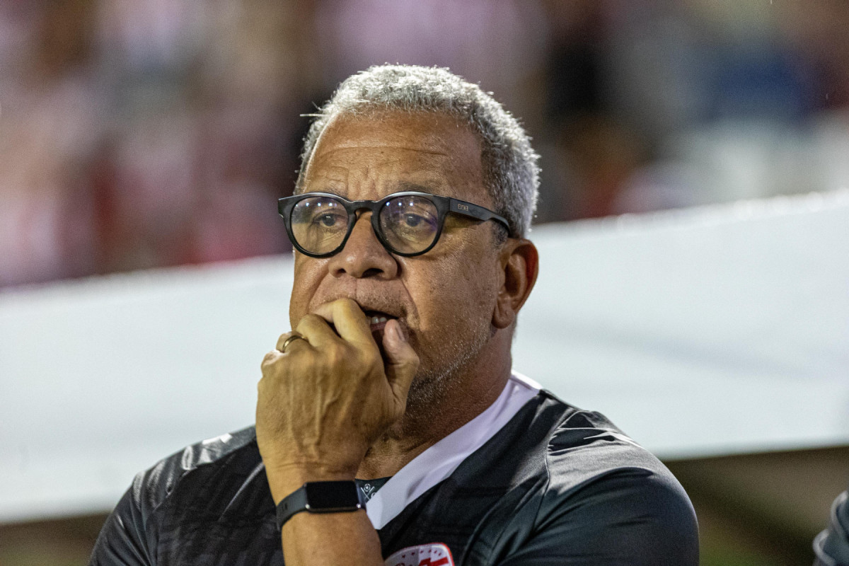 Hélio dos Anjos não conta mais com zagueiro Odivan (Rafael Vieira/DP) Hélio dos Anjos não conta mais com zagueiro Odivan /Rafael Vieira/DP