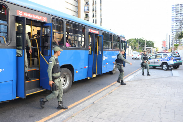Policiais realizam operação em ônibus do Grande Recife