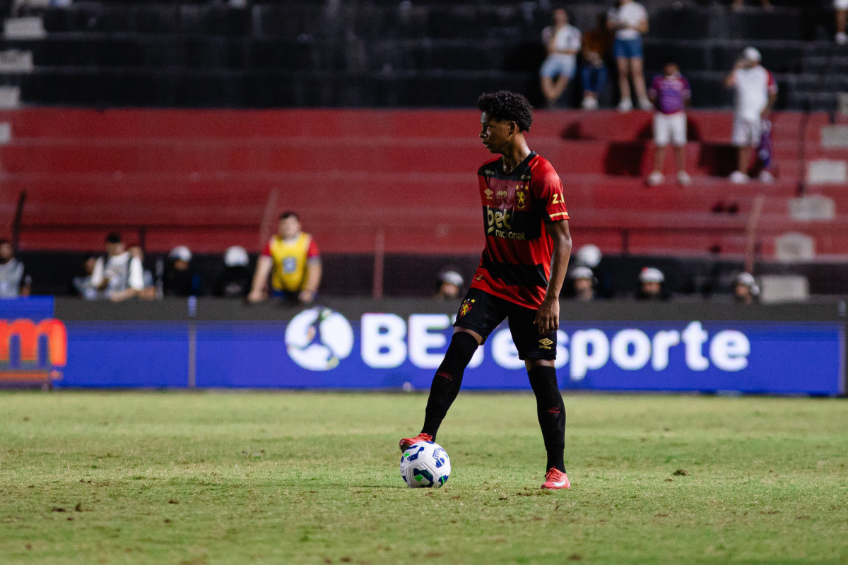 Barcelona tem interesse em Zé Lucas, volante do Sport/Paulo Paiva / Sport