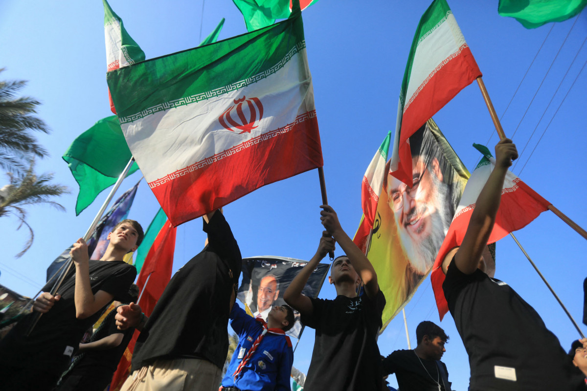 Apoiadores do Hezbollah libanês agitam bandeiras durante um protesto em frente à Embaixada do Irã, nos subúrbios ao sul de Beirute, para celebrar um cessar-fogo entre Israel e o Irã, em 25 de junho de 2025. O principal órgão de segurança do Irã afirmou, em 24 de junho, que as forças da República Islâmica 
